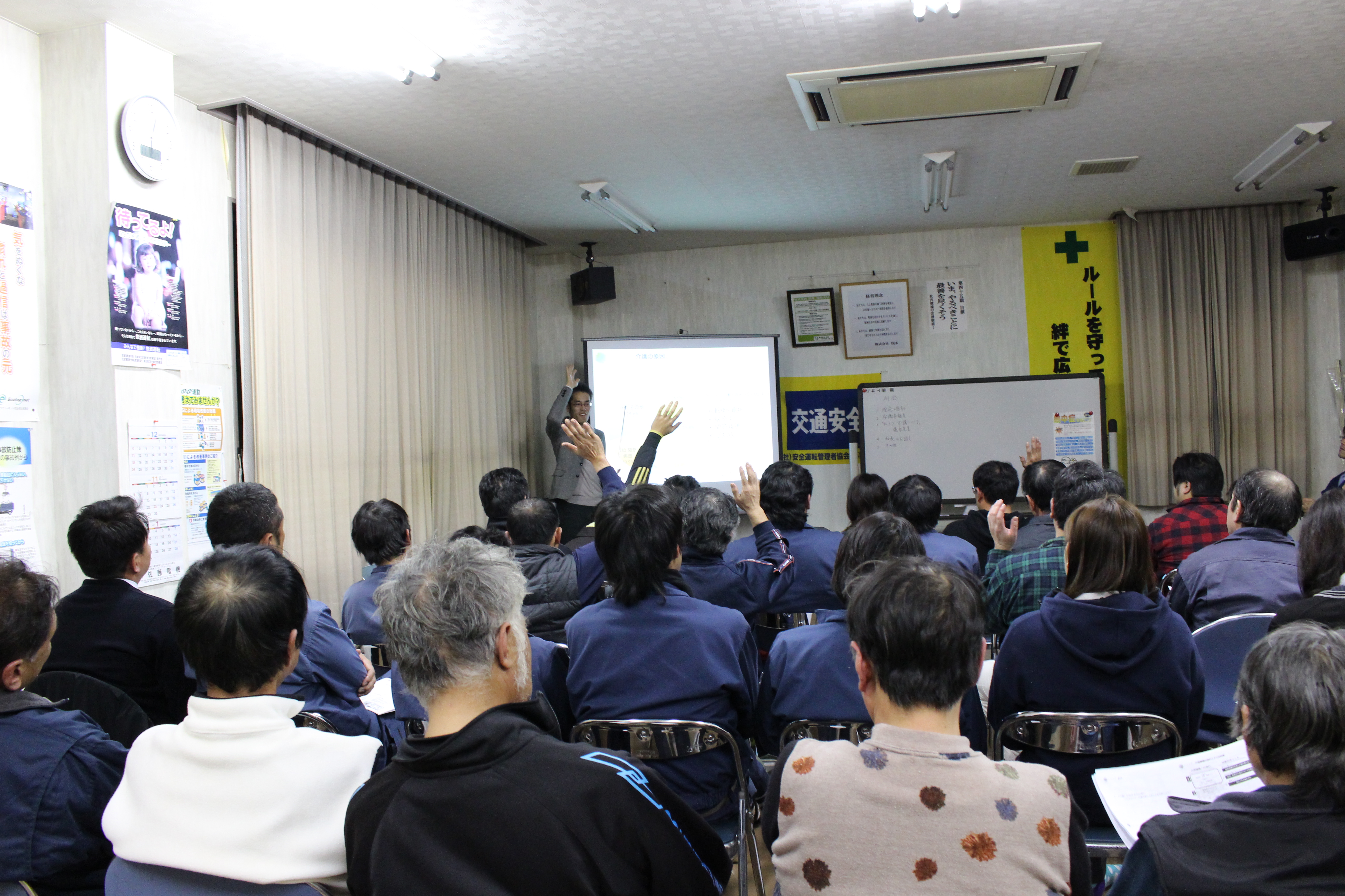 企業向け研修で参加者が話し合う様子